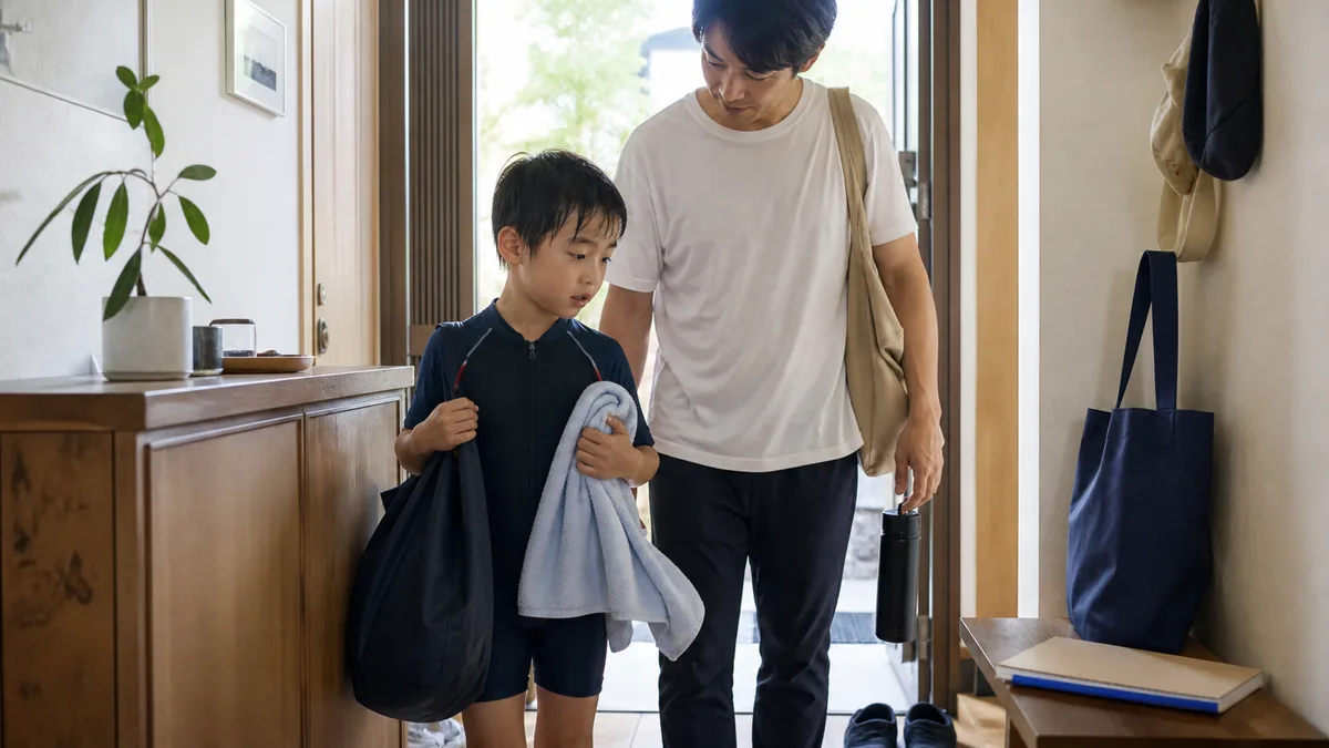 水泳後に次の習い事の持ち物を準備する親子