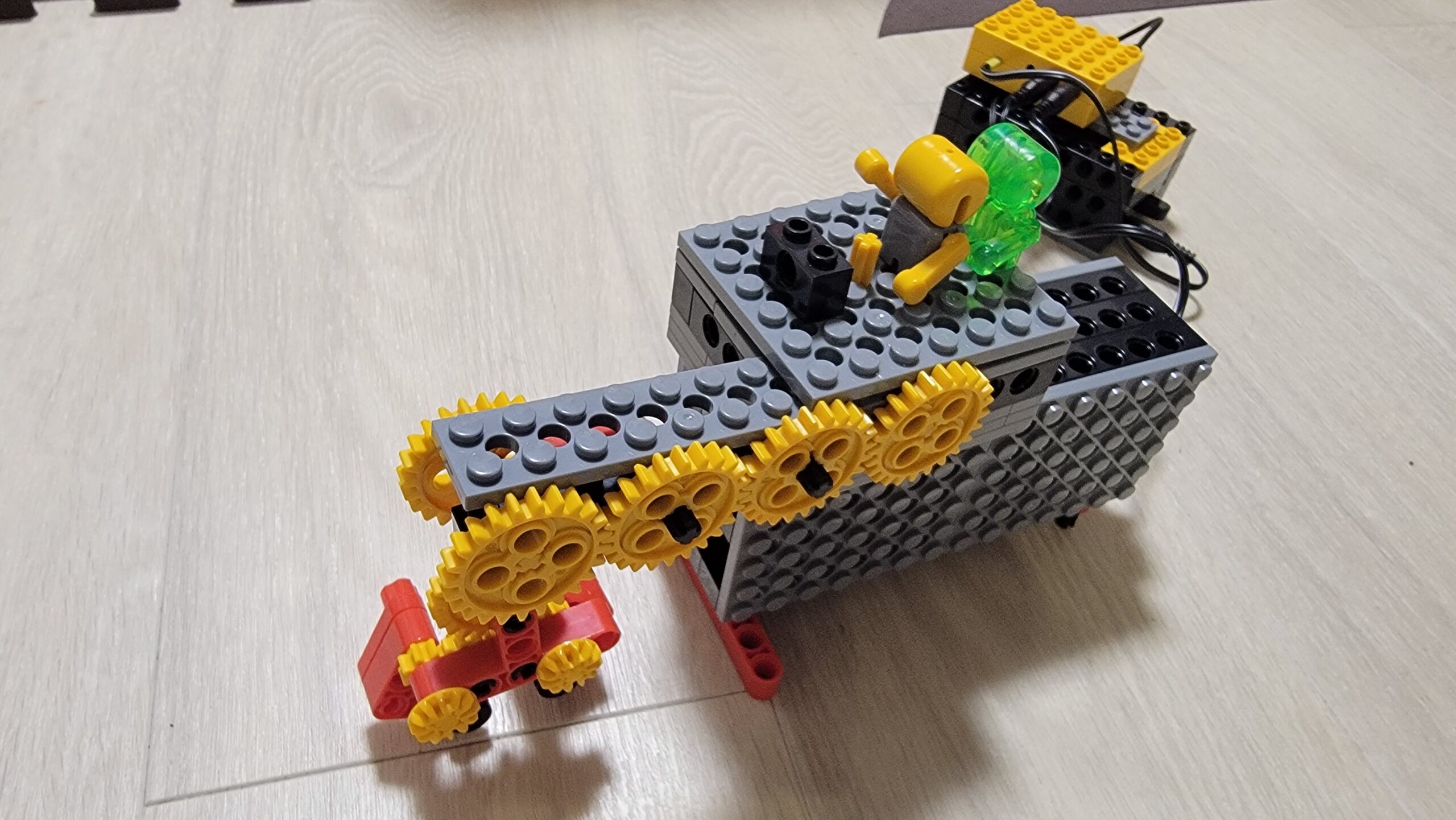 ヒューマンアカデミーのロボット教室で実際に制作した、黄色い歯車と灰色のブロックを組み合わせたロボット